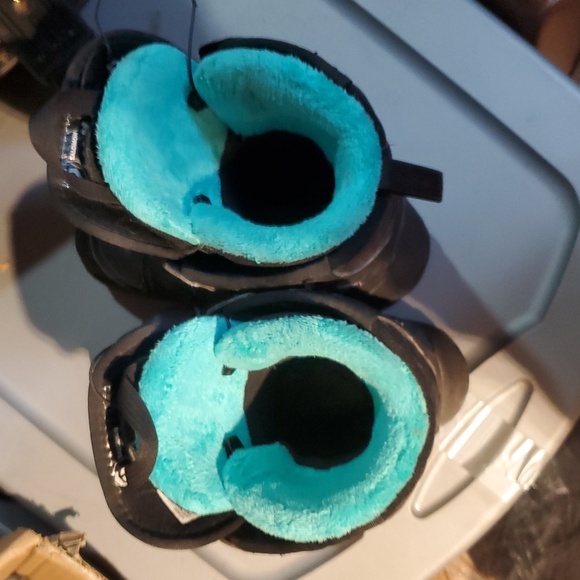 Black and Teal Snowboard Boots - Picture 9 of 11